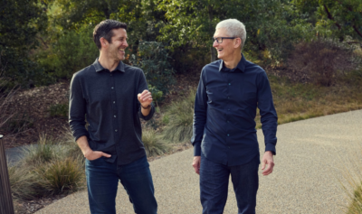 John Ternus dan Tim Cook